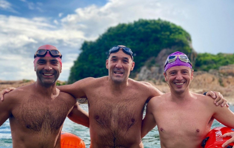Bộ ba vận động viên Hồng Kông bơi 100 cây số mỗi ngày trong 20 ngày để gây quỹ từ thiện