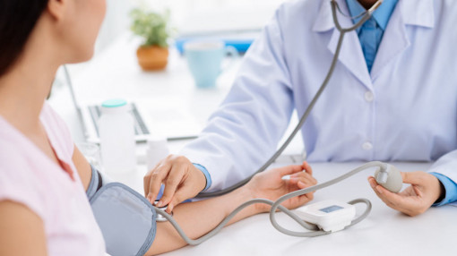 Người cao huyết áp, đái tháo đường lưu ý gì khi giãn cách?