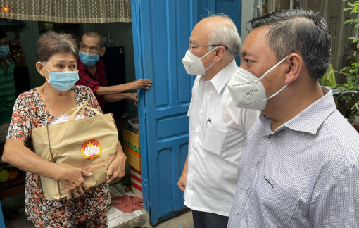 Trưởng ban Tuyên giáo TPHCM Phan Nguyễn Như Khuê thăm người dân bị ảnh hưởng bởi dịch COVID-19