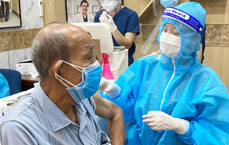 Bệnh viện thẩm mỹ Gangwhoo tiêm vắc xin ngừa COVID-19 và tặng quà cho người cao tuổi