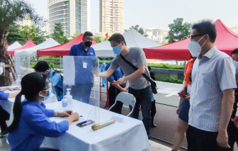 Phó thủ tướng Vũ Đức Đam yêu cầu hướng dẫn người dân tự lấy mẫu xét nghiệm