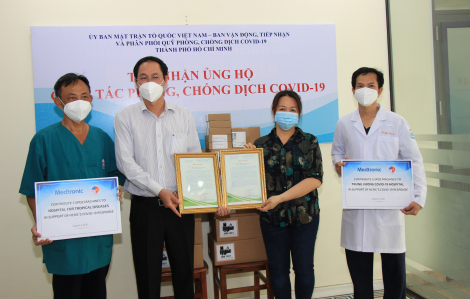 Hiệp hội Thương mại Mỹ tại Việt Nam tặng thiết bị y tế phòng, chống dịch COVID-19 cho TPHCM