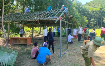 Người dân Nghệ An chặt tre, lá cọ dựng lán tạm làm nơi cách ly cho đồng bào từ miền Nam về