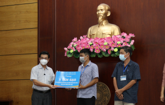 Hội đồng nhân dân TPHCM tặng quà hỗ trợ tại thành phố Thủ Đức