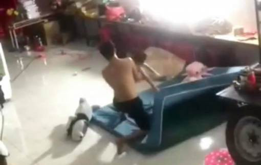 Vụ bé trai bị đánh đập dã man: Hàng xóm can ngăn không thành, quay clip tung lên mạng cầu cứu