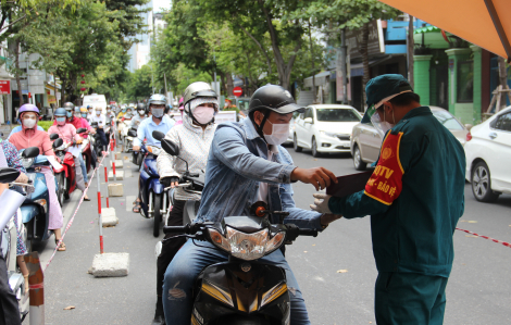 Sau một tuần giãn cách, Đà Nẵng vẫn loay hoay với giấy đi đường