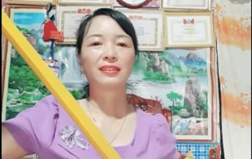 Cô gái Tày dùng đàn tính, hát then kêu gọi mọi người cùng chống dịch COVID-19