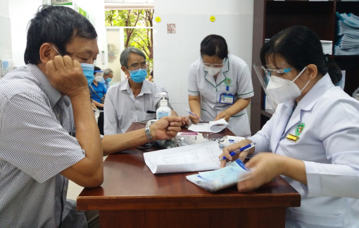 TPHCM sắp hết vắc xin vì... tiêm quá nhanh
