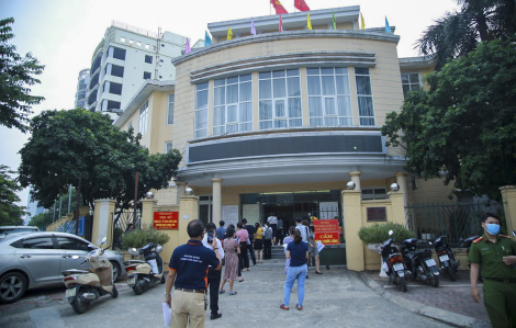 Hà Nội: Người dân xếp hàng xin xác nhận giấy đi đường