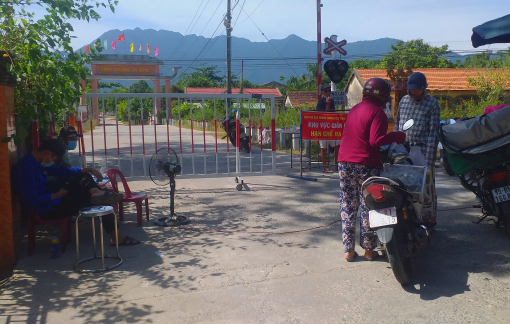 Xã không chịu gỡ phong tỏa, công nhân không thể trở lại nhà máy