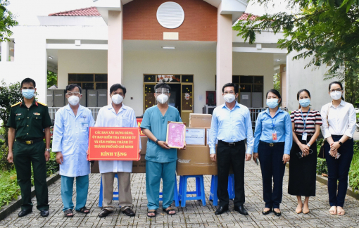 Thành ủy TPHCM tặng trang thiết bị y tế cho Bệnh viện dã chiến Củ Chi