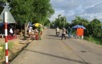 Phú Yên phát hiện 2 xe ô tô chở “chui” 11 người, 1 dương tính với SARS-CoV-2