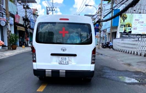 Cải trang xe ô tô thành xe cứu thương chở bệnh nhân để “chặt chém”