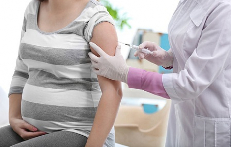 Phụ nữ có thai trên 13 tuần và cho con bú được tiêm vắc xin COVID-19