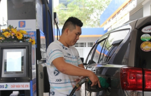 Xăng giữ nguyên giá bán lẻ, dầu giảm nhẹ