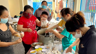 Những bàn tay không quen