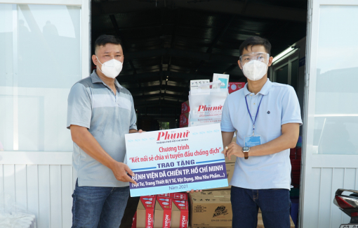 Báo Phụ Nữ TPHCM trao vật tư y tế cho Bệnh viện dã chiến thu dung số 16