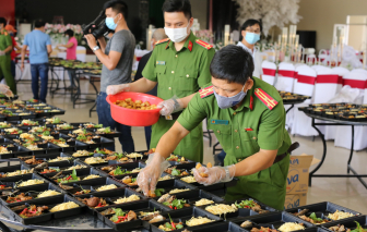 Chiến sĩ công an vào bếp lo bữa cơm cho người dân hồi hương ở khu cách ly