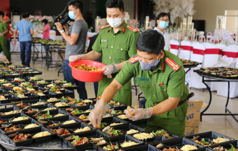 Chiến sĩ công an vào bếp lo bữa cơm cho người dân hồi hương ở khu cách ly