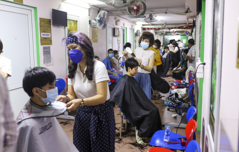 "Salon tóc đặc biệt" giúp y bác sĩ thoải mái trước khi vào bệnh viện dã chiến