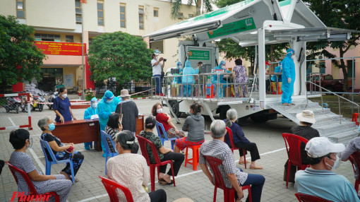 Theo xe tiêm chủng đến tận nhà tiêm vắc xin cho người dân