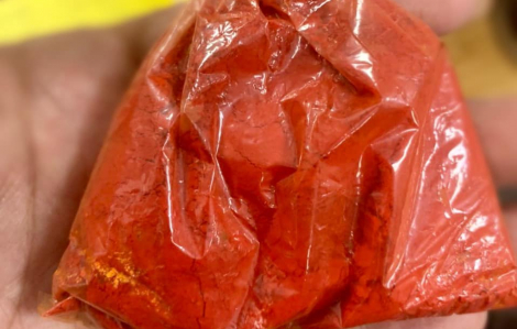 Nhập viện cấp cứu do ăn thịt bò nấu sốt vang từ bột màu cam