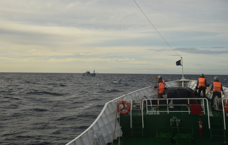Tàu cá chìm cách đảo Cồn Cỏ 30 hải lý, 2 ngư dân đang mất tích