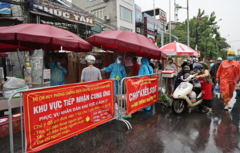 Tiếp tục phong toả, người dân đội mưa tiếp tế đồ vào phường Chương Dương