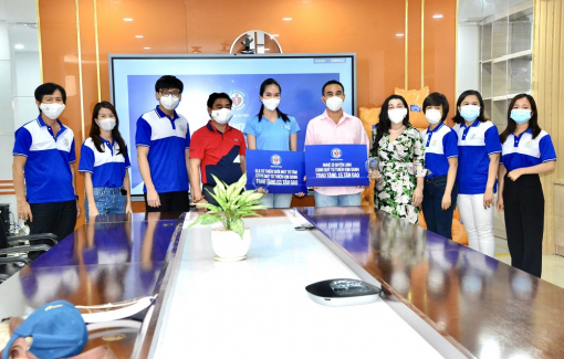 Quỹ từ thiện Kim Oanh livestream 60 phút vận động 130 tấn gạo tặng người dân vùng dịch