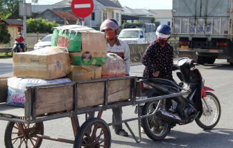 Thực phẩm tiếp tế từ quê ồ ạt vào thành Vinh trong ngày đầu cách ly xã hội