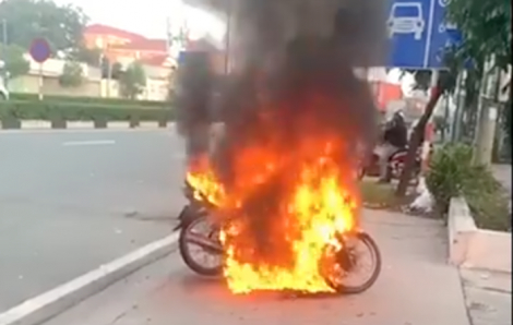Tạm giữ thanh niên đốt xe máy khi bị xử lý vi phạm trong thời giãn cách