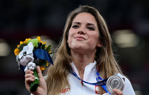 Nữ VĐV bán huy chương Olympic để trả tiền phẫu thuật tim cho một em bé