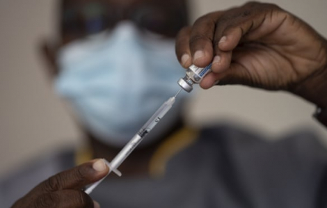 WHO lên án các quốc gia giàu có vội vàng tiêm vắc xin COVID-19 tăng cường