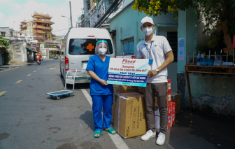 Báo Phụ Nữ TPHCM trao vật tư y tế cho Bệnh viện dã chiến điều trị COVID-19 quận Bình Thạnh