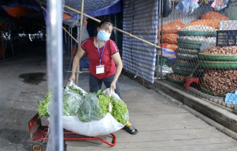 Chợ đầu mối lớn nhất Hà Nội mở cửa lại, nhiều tiểu thương ngậm ngùi ra về