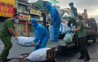 Công an phối hợp đưa lương thực, thực phẩm đến tận nhà người dân khó khăn