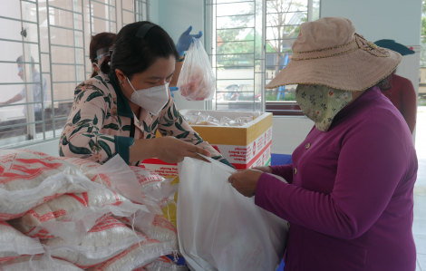 Tặng 400 phần quà cho phụ nữ và người dân khó khăn tại huyện Cần Giờ