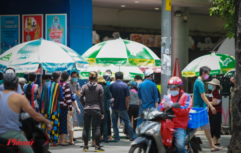 Người dân kéo nhau đi mua lương thực, đường sá Sài Gòn như chưa từng có giãn cách