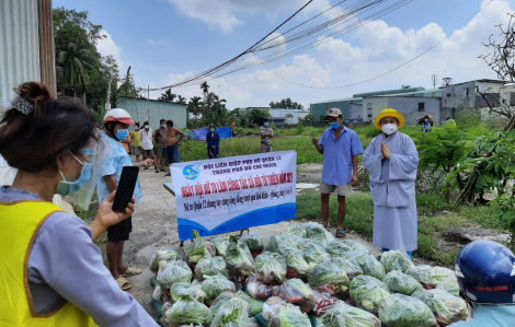 11 tấn gạo, 400 thùng mì, 800 phần quà trị giá 451 triệu đồng tặng dân