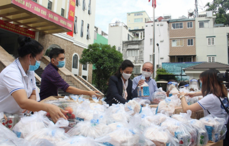 TPHCM: 500.000 túi an sinh bắt đầu đến tay người dân