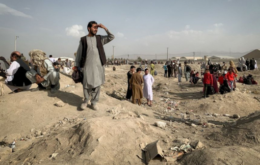 Clip: "Nghẹt thở" bên ngoài sân bay Kabul