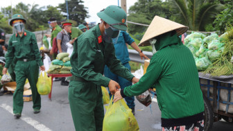 Bộ đội cùng chính quyền địa phương mang rau, thịt, cá đến từng nhà cho dân