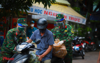 Bộ đội lo chuyện đi chợ, giúp dân chuyển hàng