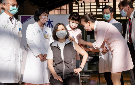 Người đứng đầu Đài Loan xung phong tiêm vắc xin do Đài Loan sản xuất