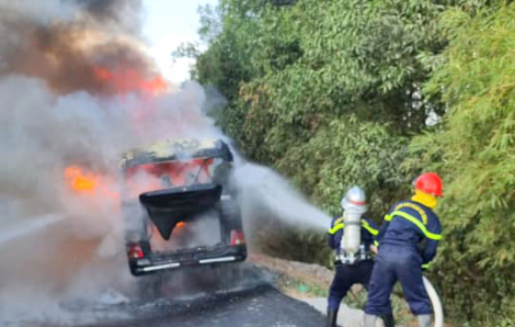 Xe khách cháy trơ khung khi đang chở 11 người cách ly trở về nhà