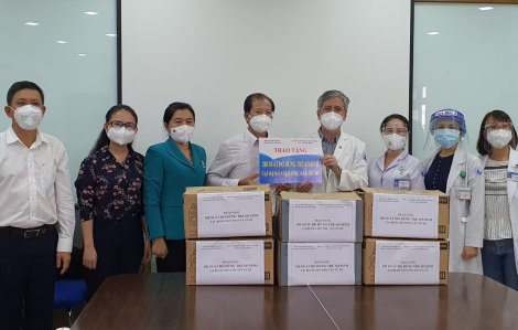 Hàng trăm suất quà tiếp sức cho các bé ở Bệnh viện Hùng Vương và Từ Dũ