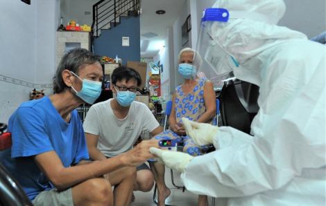 Quận Phú Nhuận: Y bác sĩ đến tận nhà tiêm vắc xin cho người dân