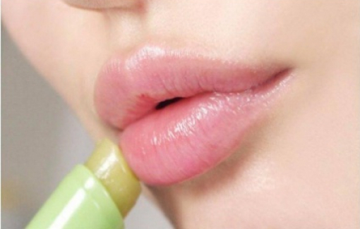 Cùng tìm hiểu cách chọn son môi dưỡng phù hợp với Kinhnghiemmuasam.vn