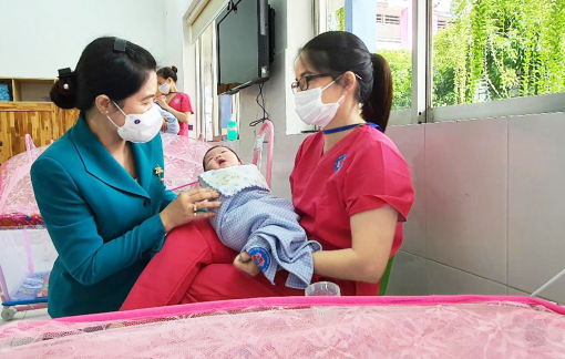 Chăm sóc trẻ có mẹ mắc COVID-19: Tấm lòng của những bảo mẫu tình nguyện