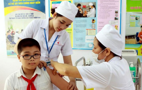 Thủ tướng chỉ đạo sớm tiêm vắc xin COVID-19 cho học sinh